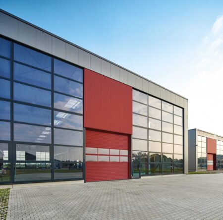 Wärmeschutz mit System – Industrie-Sektionaltore als Beitrag zur Energieeffizienz