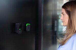 Swissbau 2026: Salto vereint Zutrittskontrolle mit Türkommunikation, Biometrie und Identity-Management