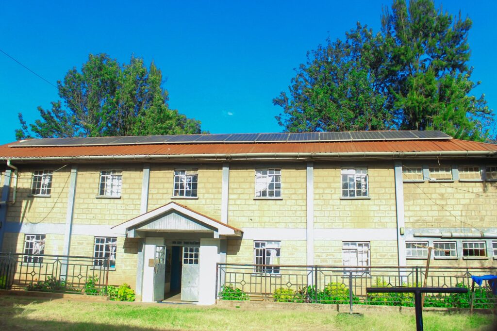 Solarenergie statt Stromausfälle: Österreichische Technik bringt warmes Wasser für 50 Straßenkinder in Nairobi