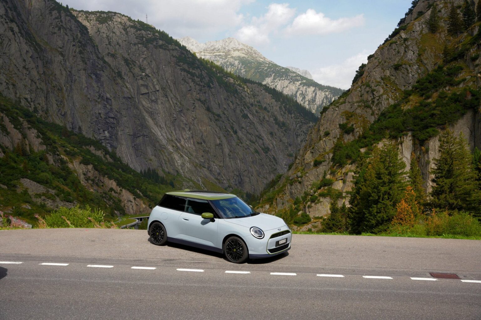 Britishness meets Swissness: Die MINI Paul Smith Edition auf Schweizer Alpenstrassen.