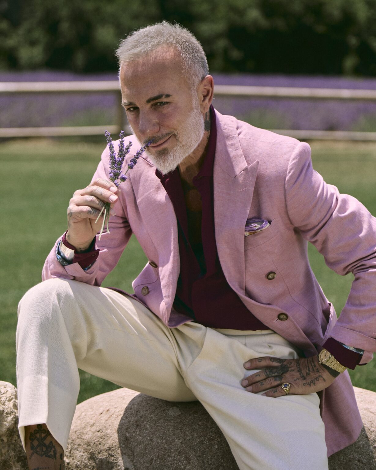 Zürcher Label kleidet Gianluca Vacchi ein – ganz ohne Massband Gianluca Vacchi im hellrosa Leinen-Zweireiher von Hockerty am Lavendelfeld