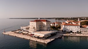 Städte und Meer in Istrien: das BO Hotel Palazzo in Poreč Das BO Hotel Palazzo in erster Meereslage im historischen Stadtkern von Poreč, Istrien.